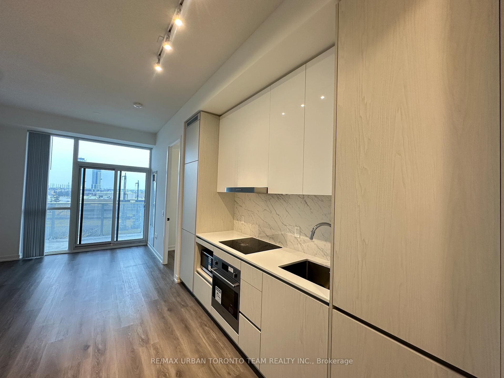 28 Interchange Way Unit 706 photo 3