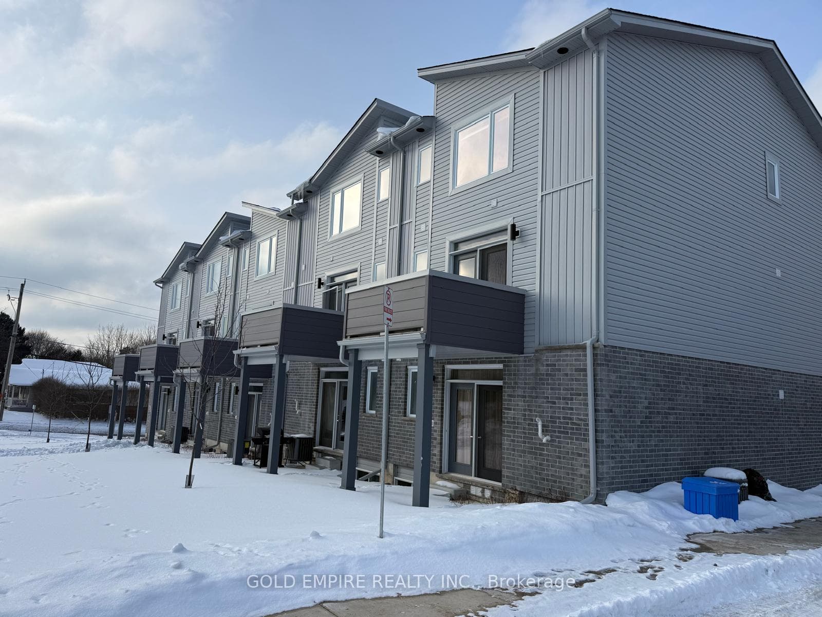 990 Deveron Crescent Unit 3 photo 28