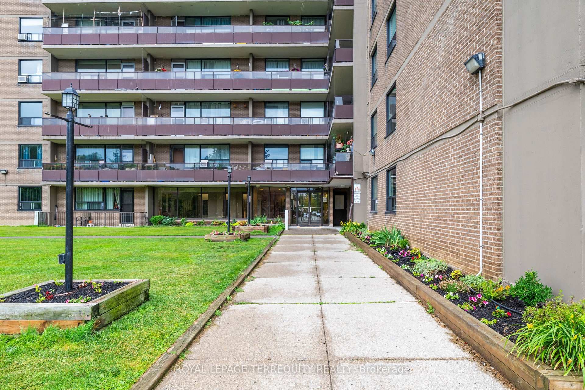 180 Markham Road Unit 816 photo 2