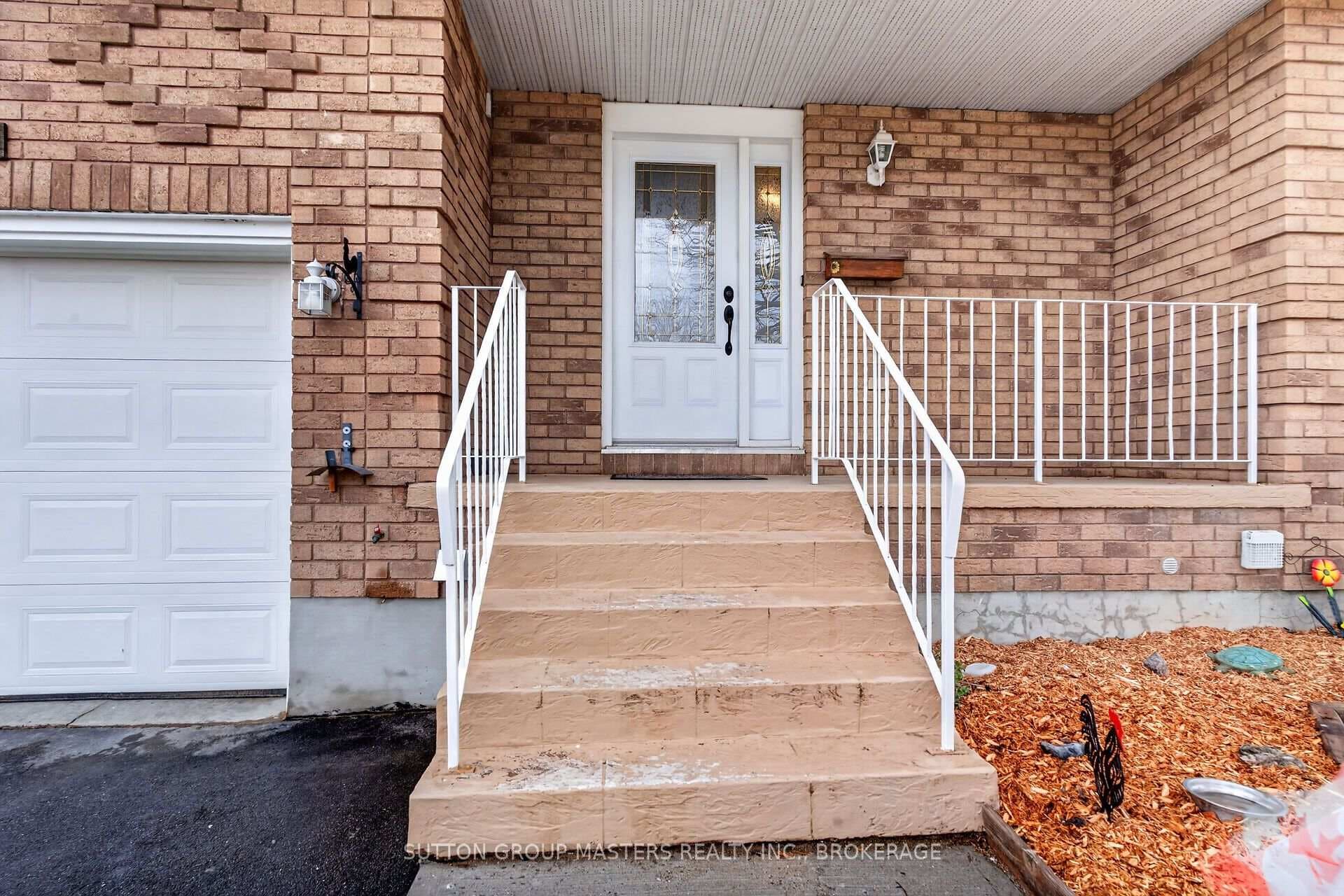 1080 Palmerston Crescent photo 2