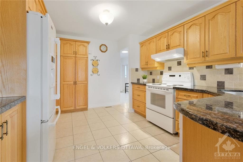54 FARLANE Boulevard photo 13