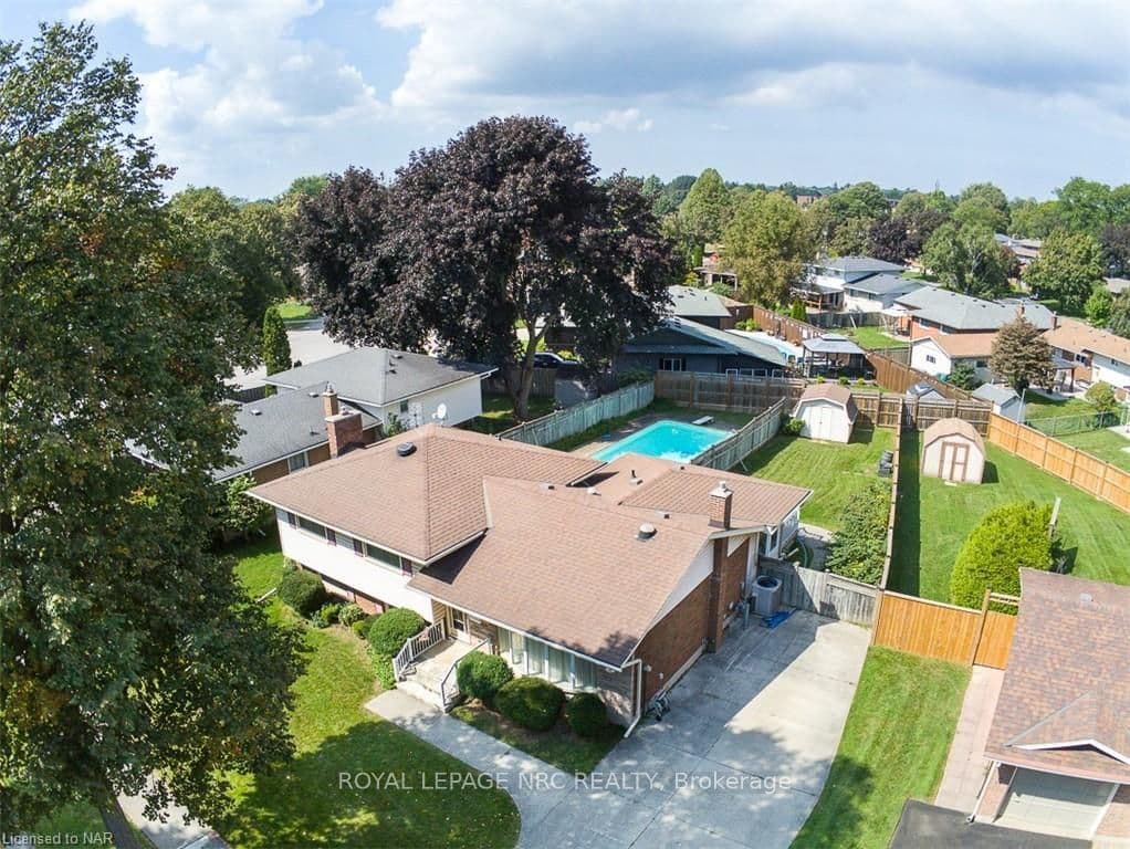 6826 PALIS Crescent photo 5