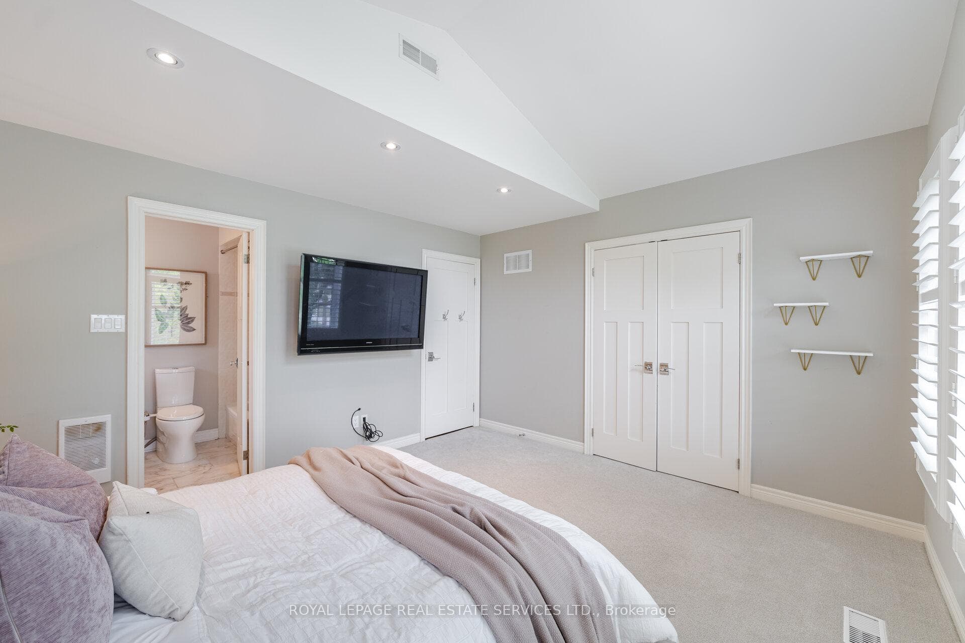2192 Oakmead Boulevard photo 19
