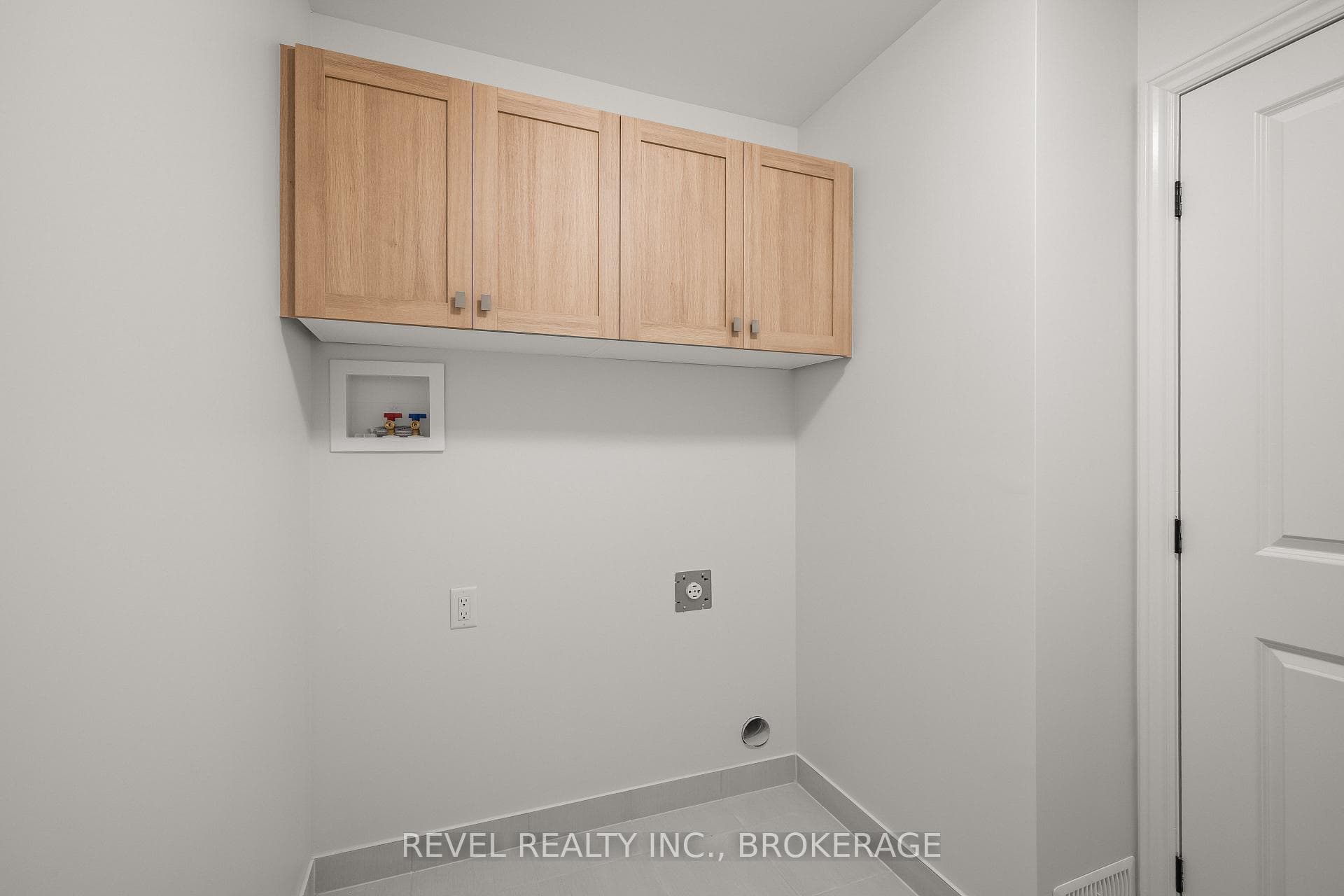 1075 Barrow Avenue photo 24