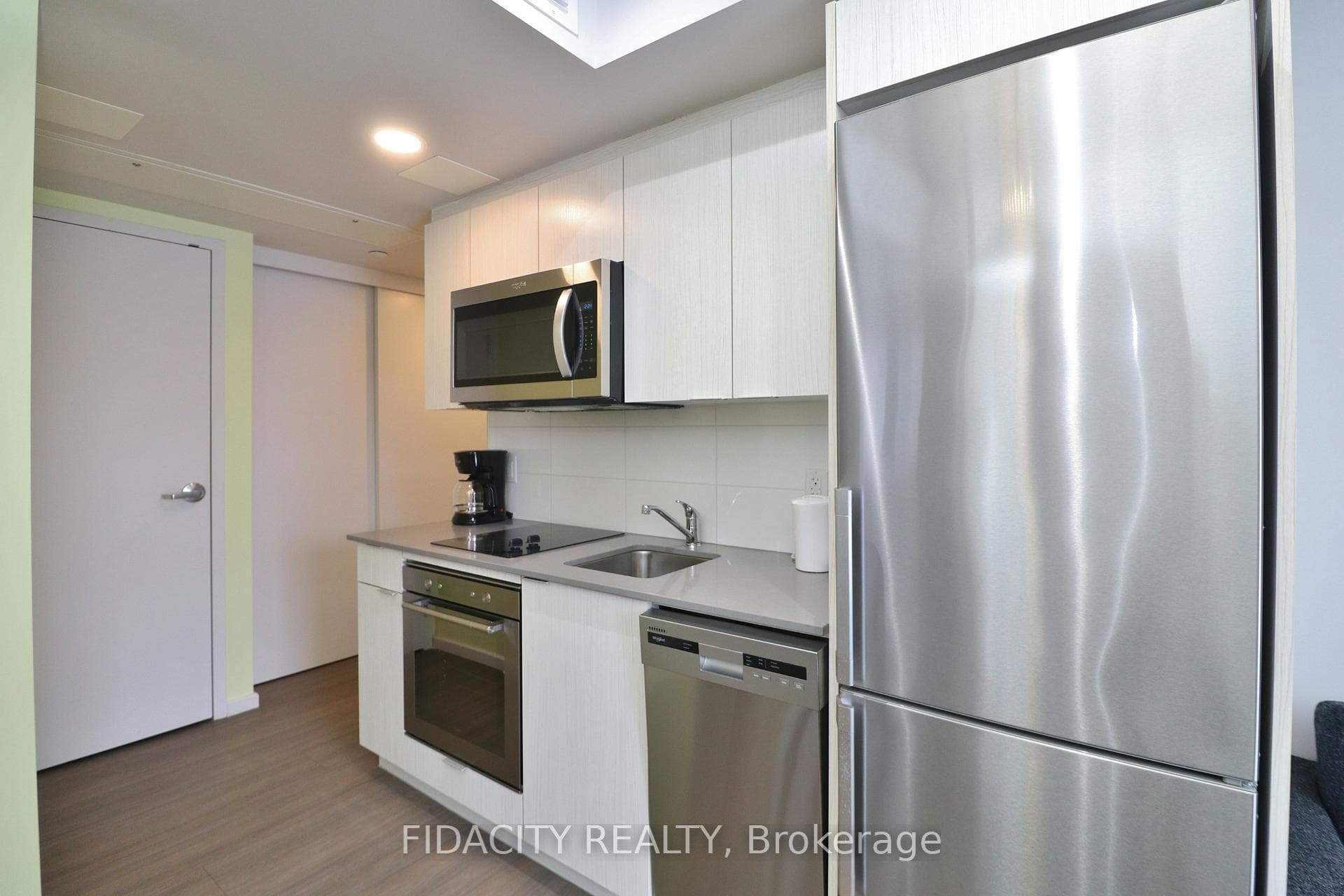 105 Champagne Avenue Unit 719 photo 3