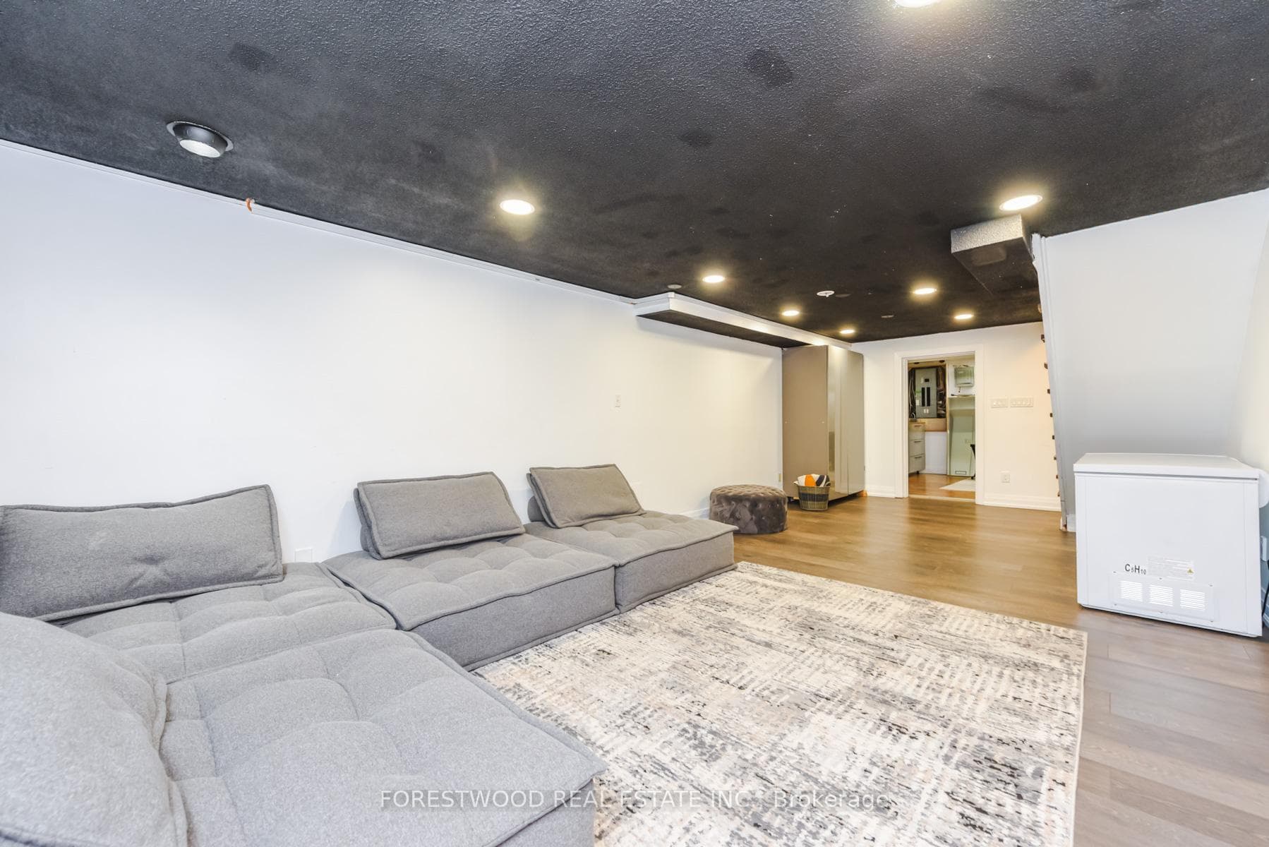 1690 Saltdene Terrace photo 43