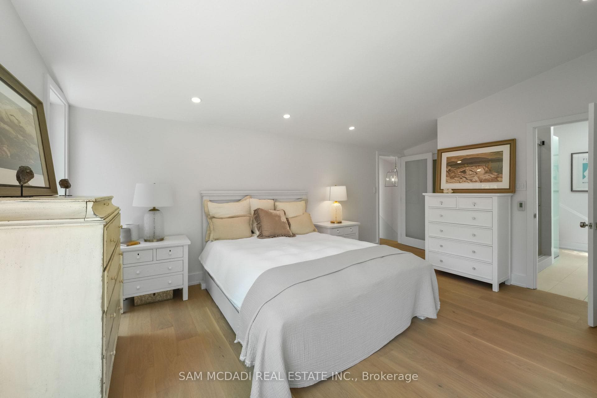 1273 Queen Victoria Avenue photo 20