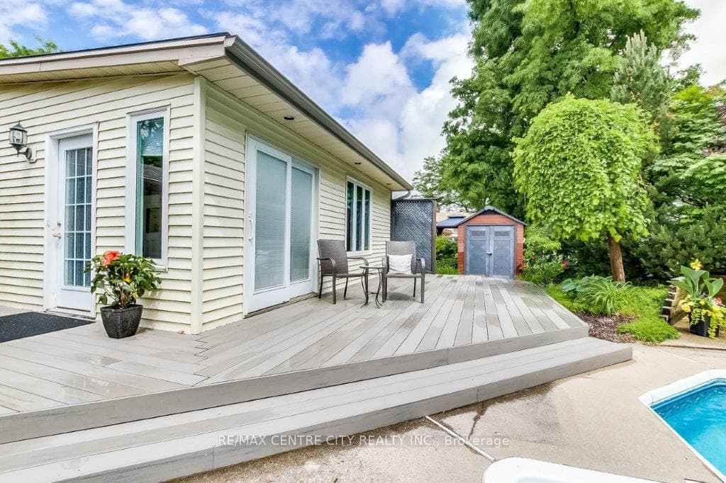 20 LUTON Crescent photo 34