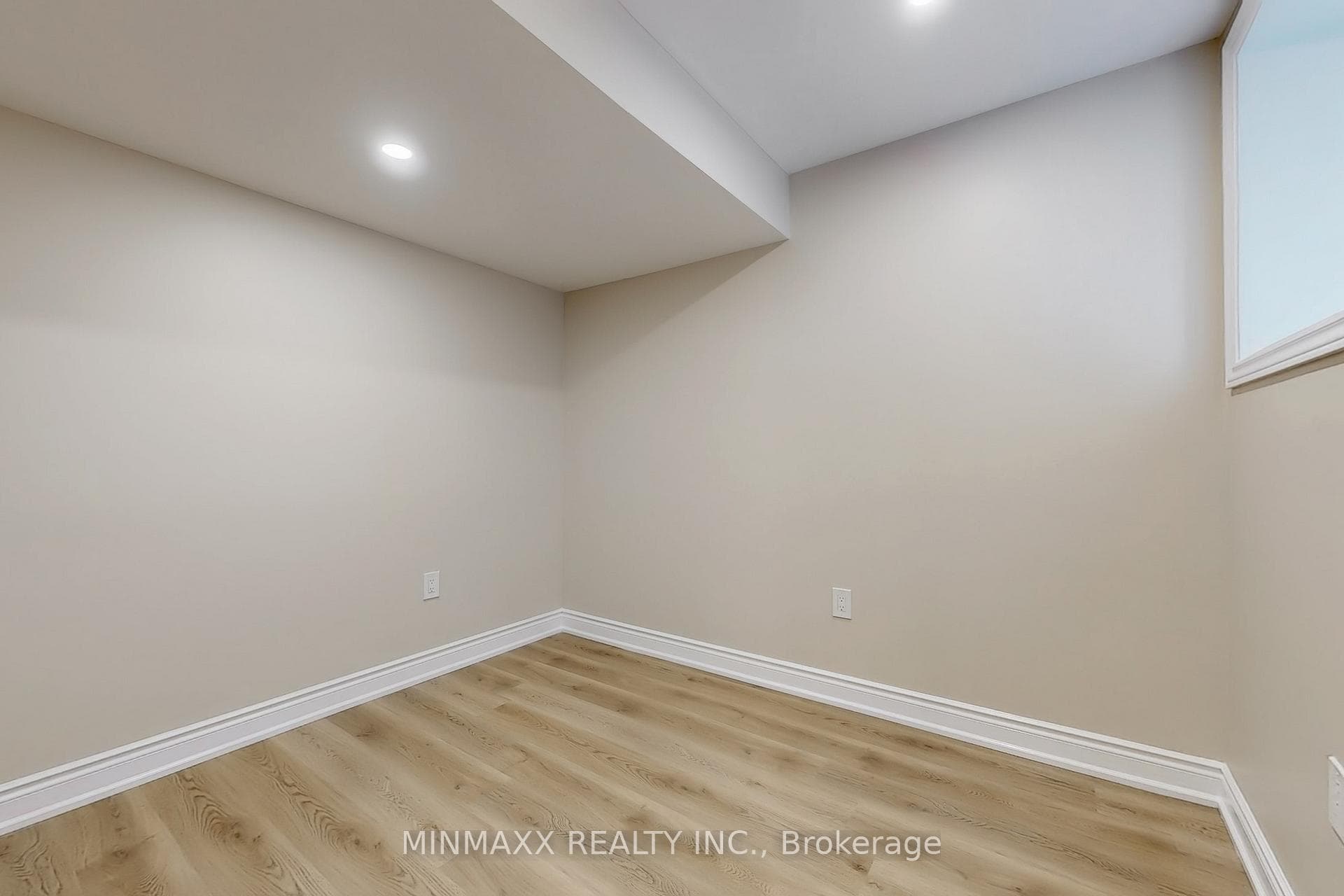 465 Thornborrow (2-Bed Walkout Bsmt Apt) Court photo 23