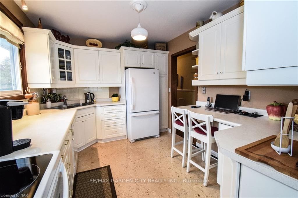 4 Governor Simcoe Drive photo 14