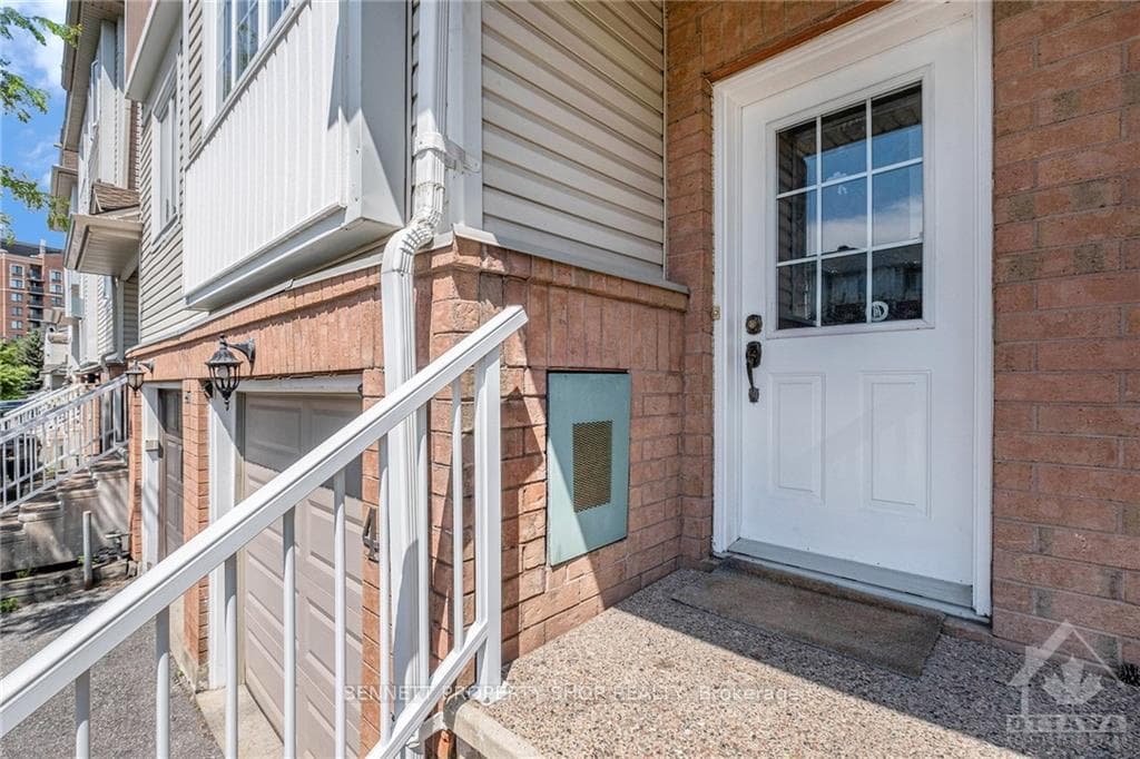 43 MANHATTAN Crescent photo 4
