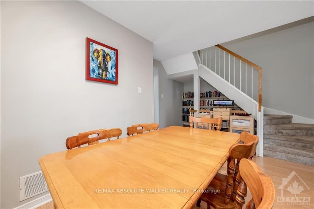 956 COOKSHIRE Crescent photo 7