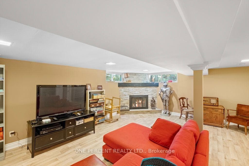 583 Stephens Crescent photo 31