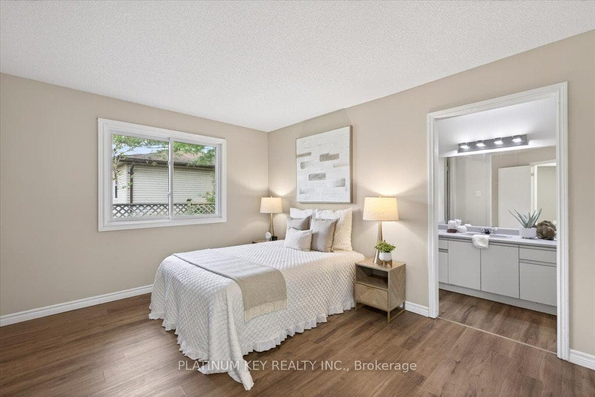 576 Helen Street photo 12