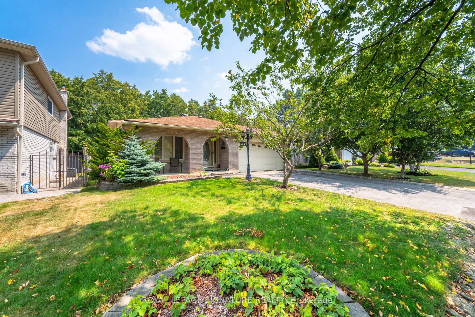574 Antigua Crescent photo 3