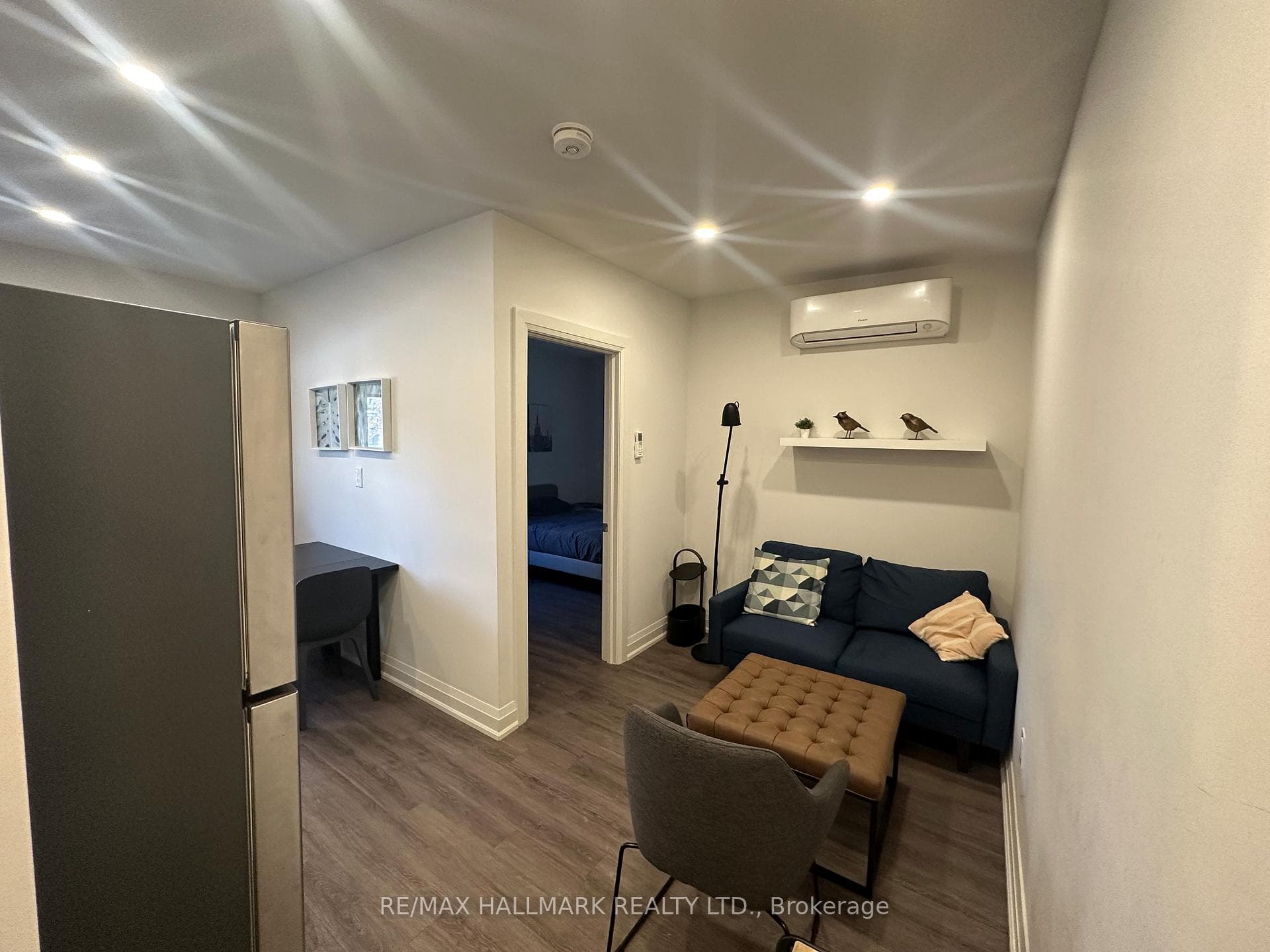 595 St Clair Avenue Unit 4 photo 2