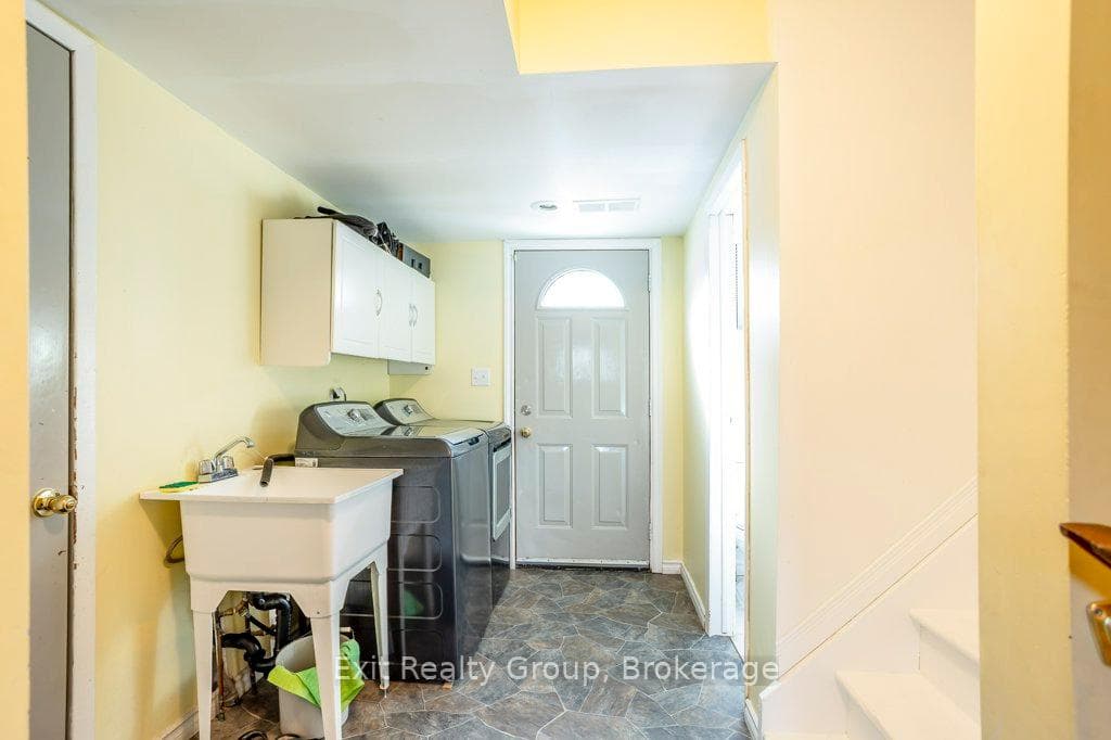 640 Victoria Street photo 18