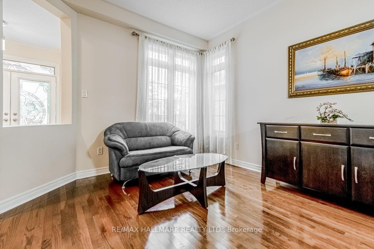 8 Laurentide Crescent photo 6