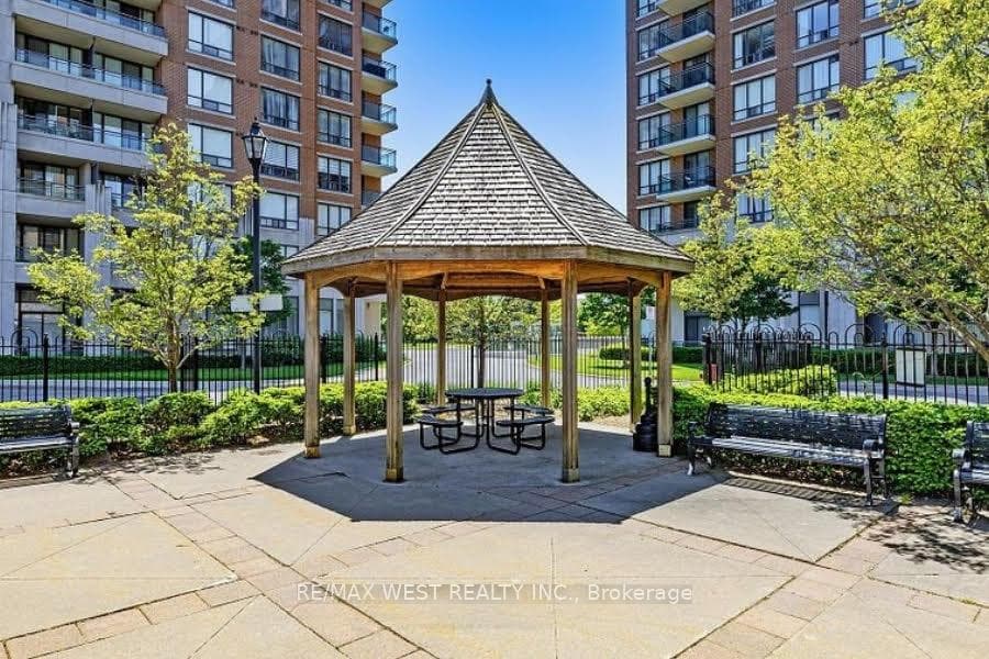 350 Red Maple Road Unit 814 photo 4