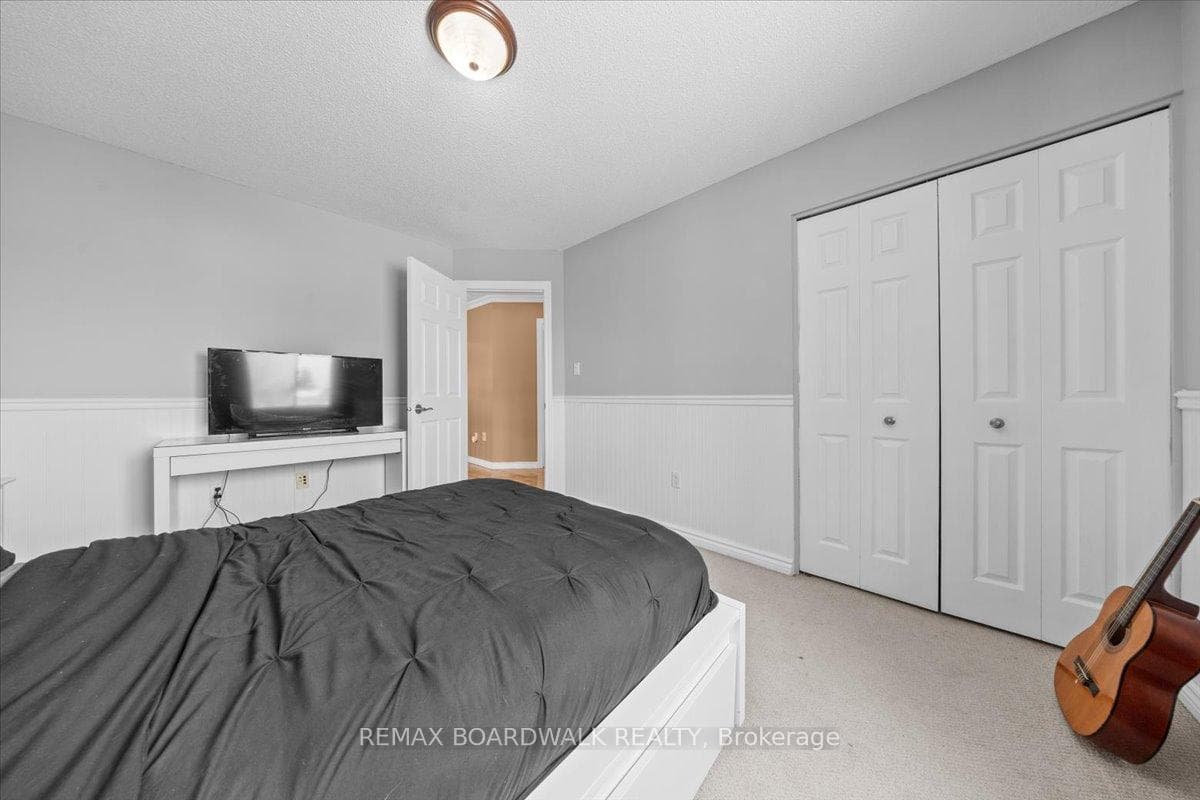 2285 Cecile Crescent photo 32