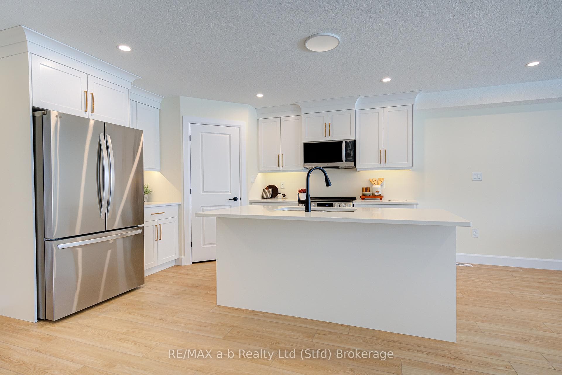 16 LINDA Drive photo 8
