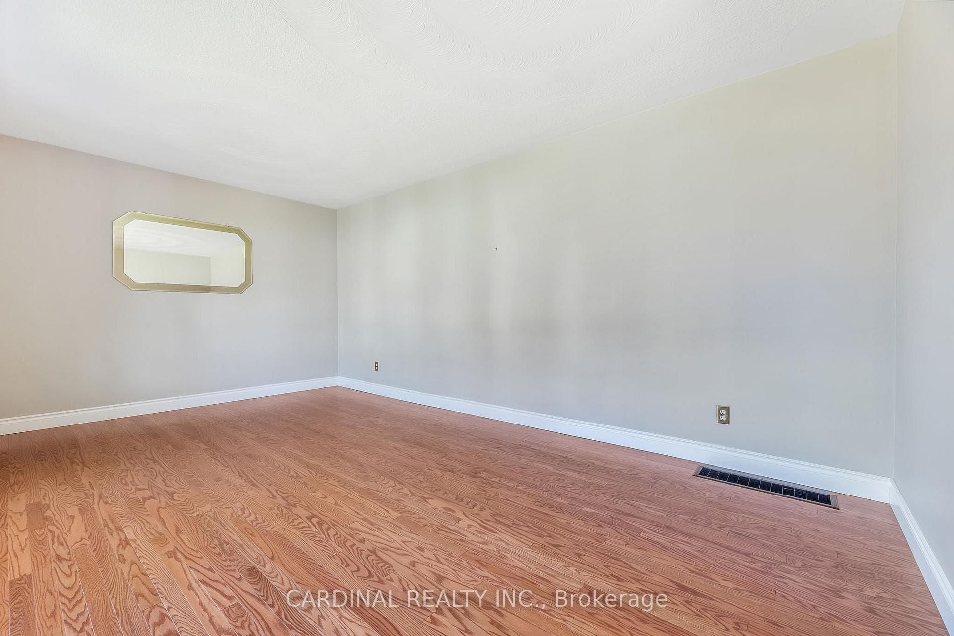 572 Sinclair Street photo 17