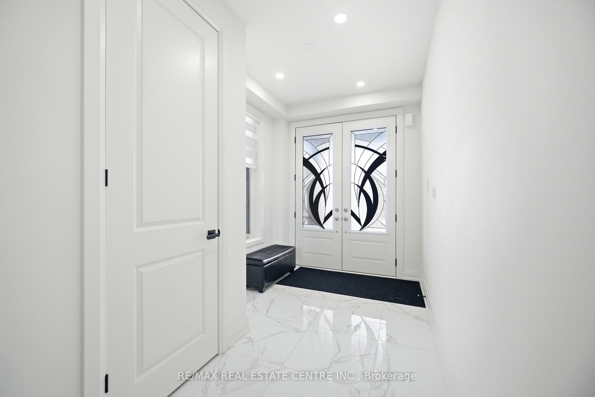 112 Bluebird Boulevard photo 2