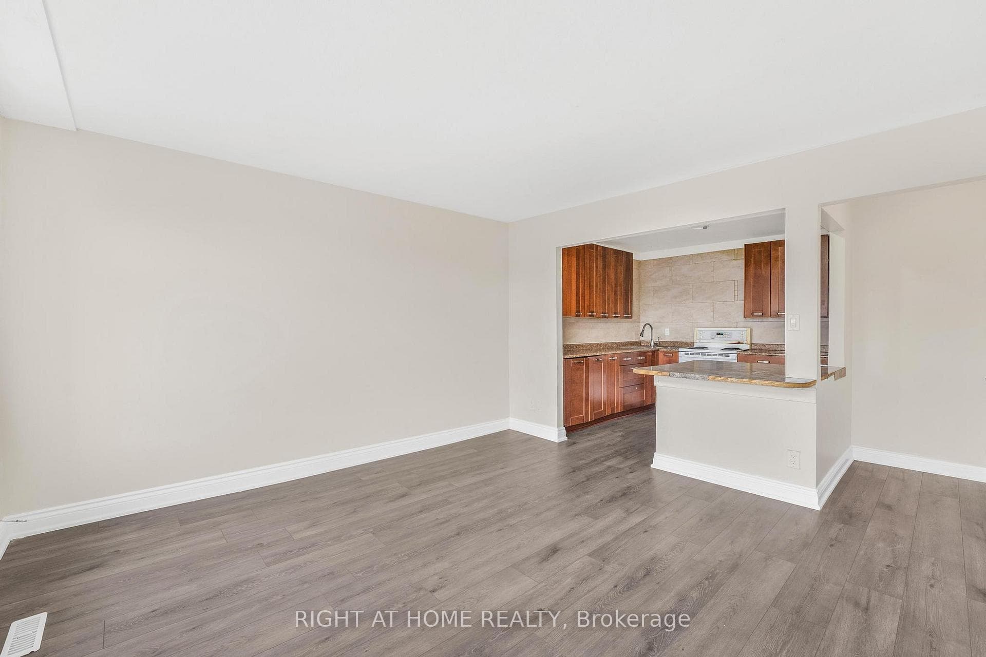 1698A Eglinton Avenue photo 1