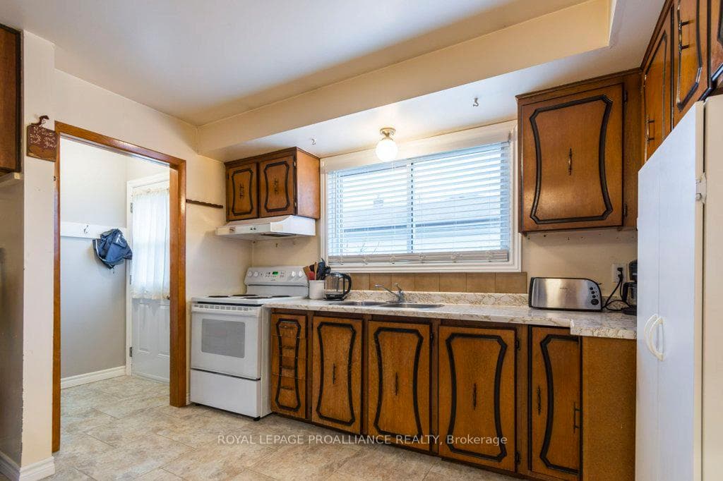 262 BARRETT Boulevard photo 10