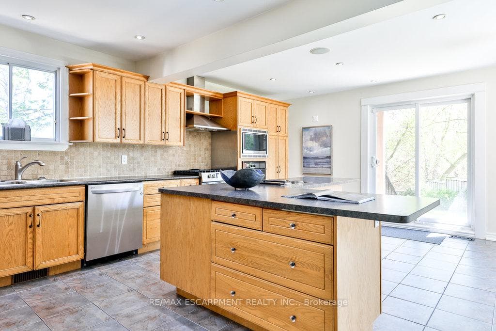 1567 Steveles Crescent photo 7