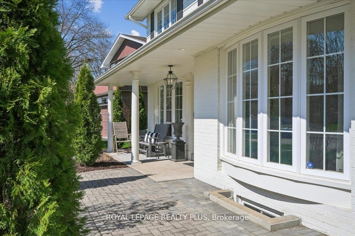 1594 Calumet Place photo 4