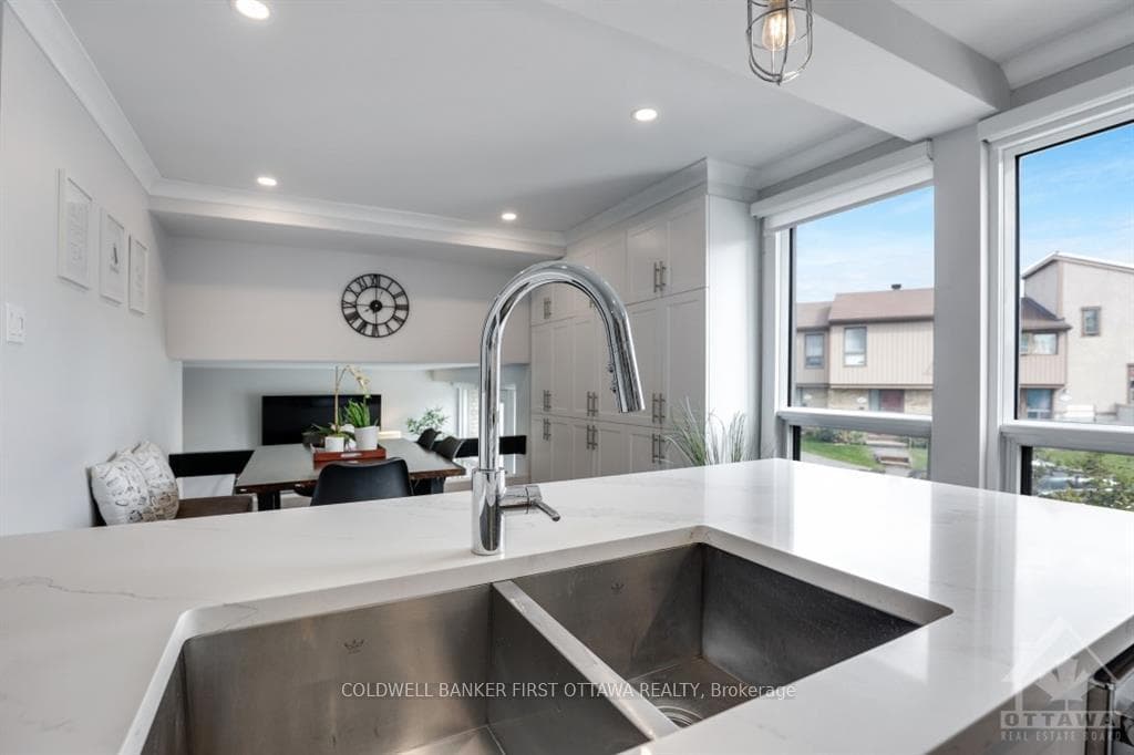 2087 STONEHENGE Crescent photo 11
