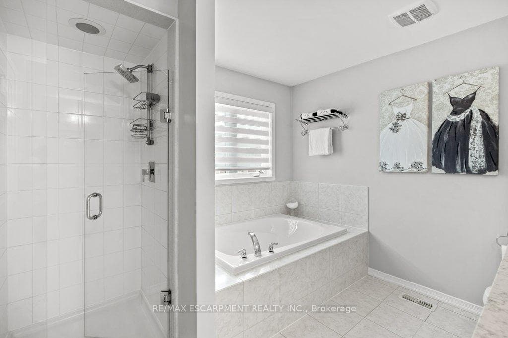 Soaker tub and walk-in shower in ensuite!