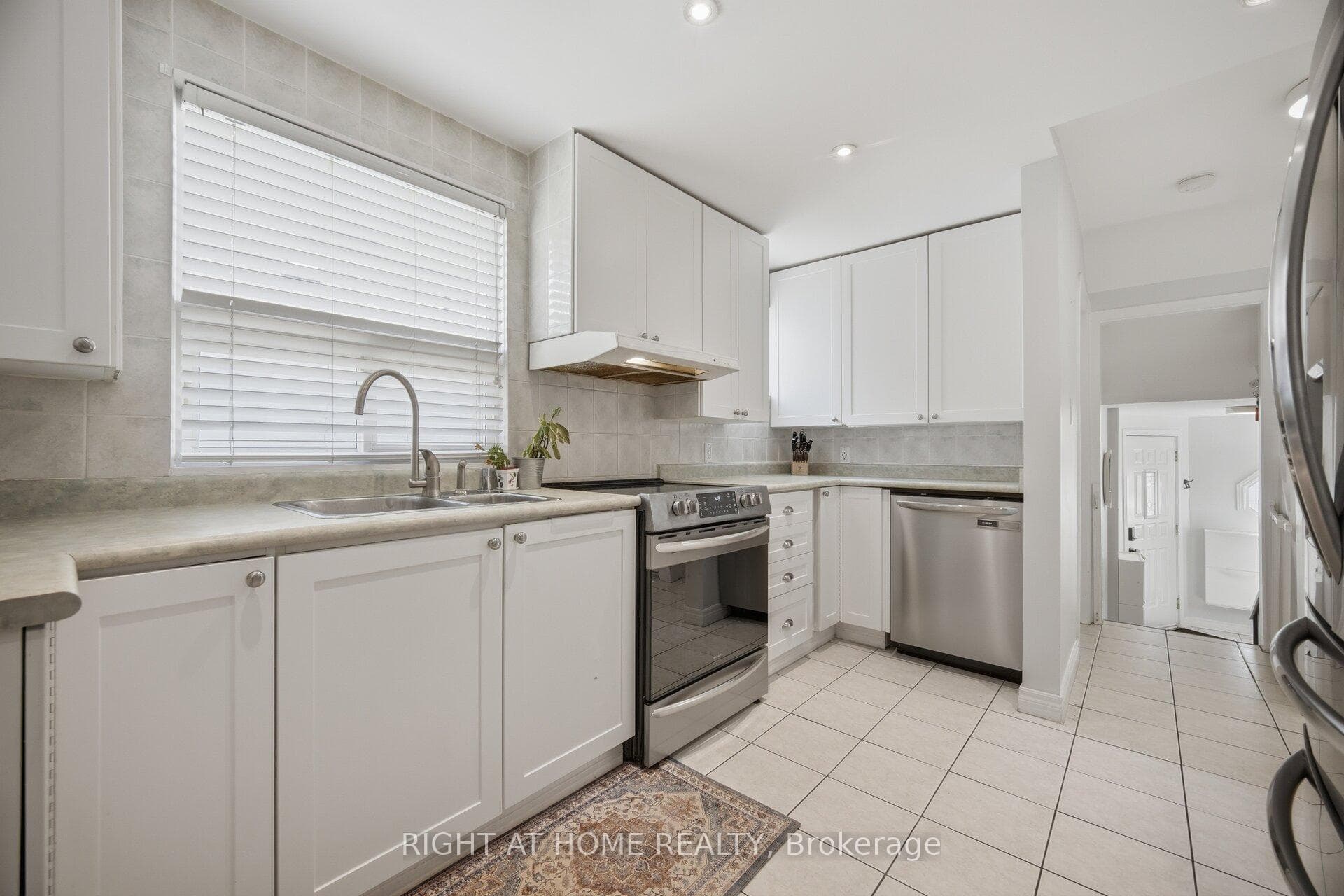 18 Vanbrugh Avenue photo 5