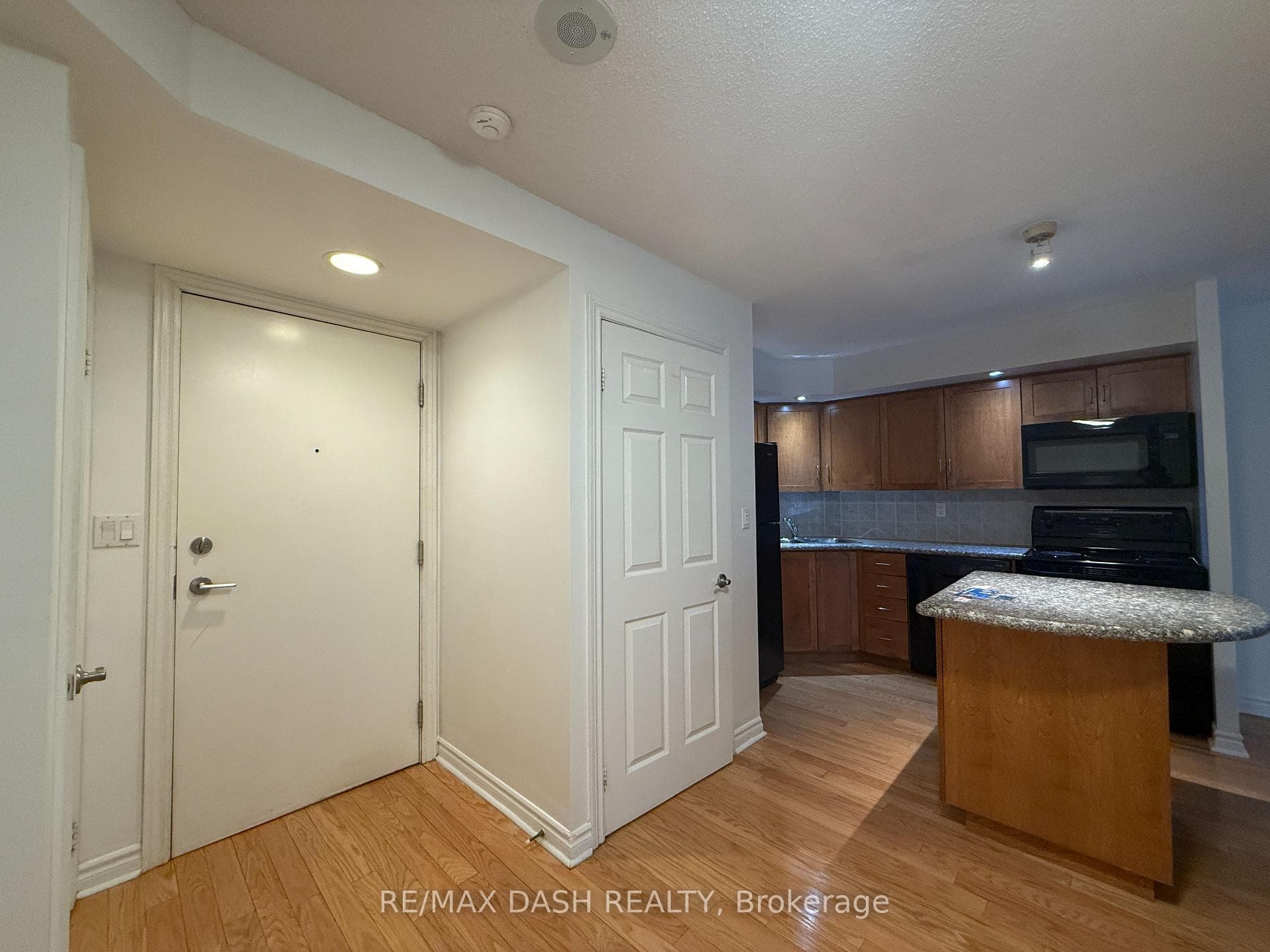 270 Wellington Street Unit 802 photo 8