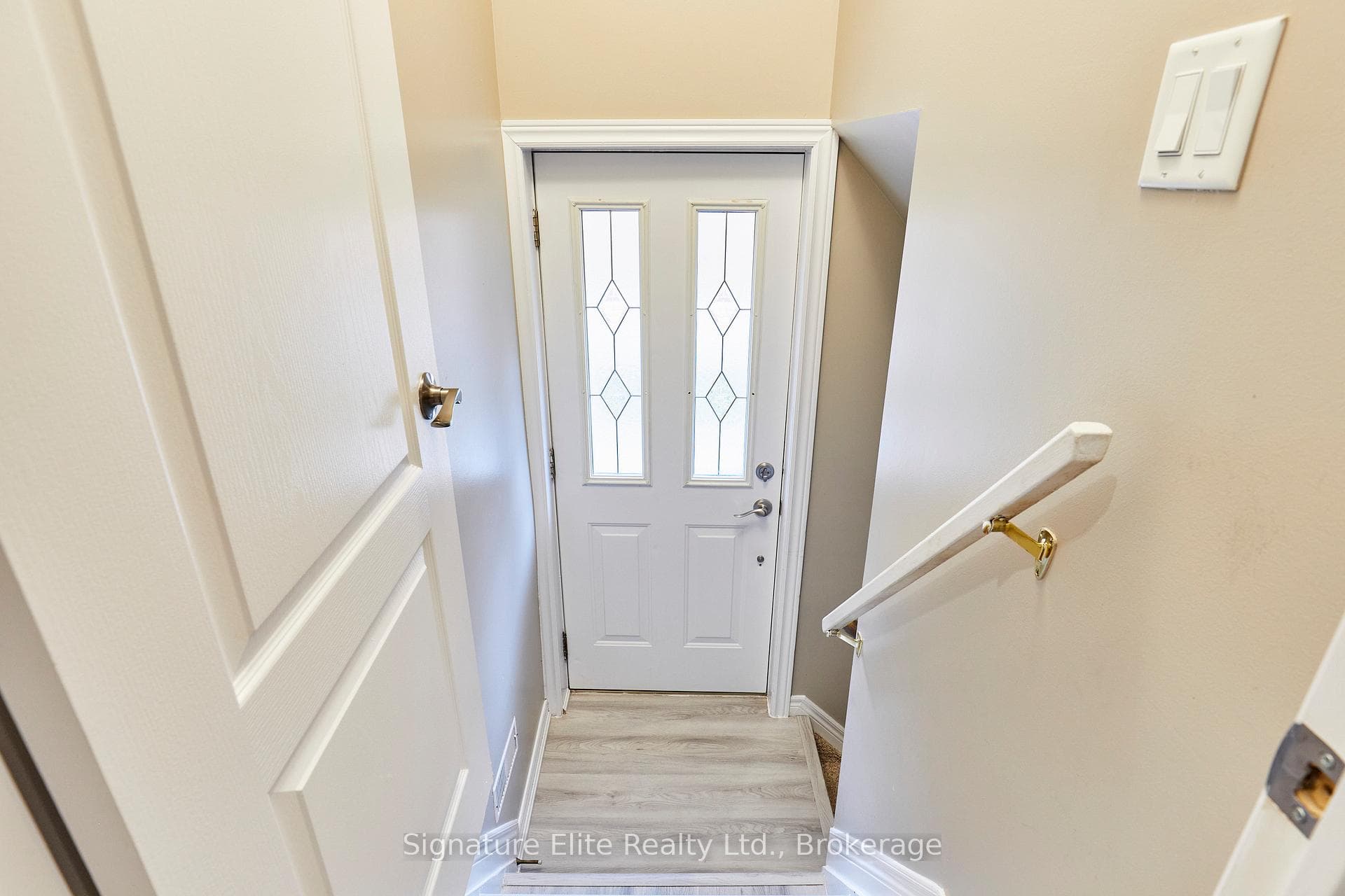 10 Bardwell Crescent photo 29