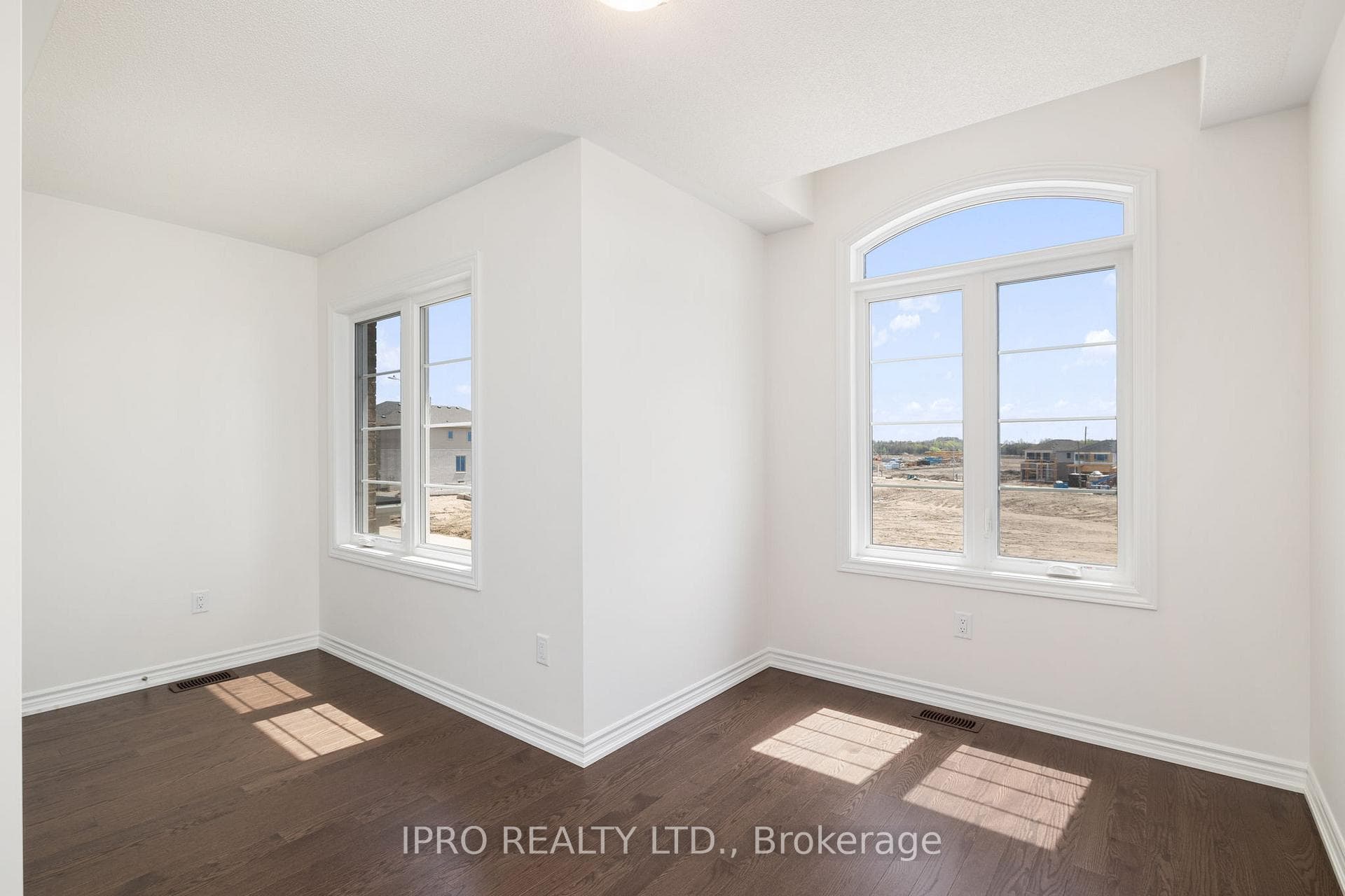11 Phoenix Boulevard photo 33