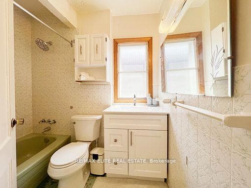 Upper 299 Robina Avenue photo 14