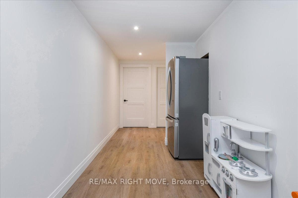 369 Bay Street photo 28