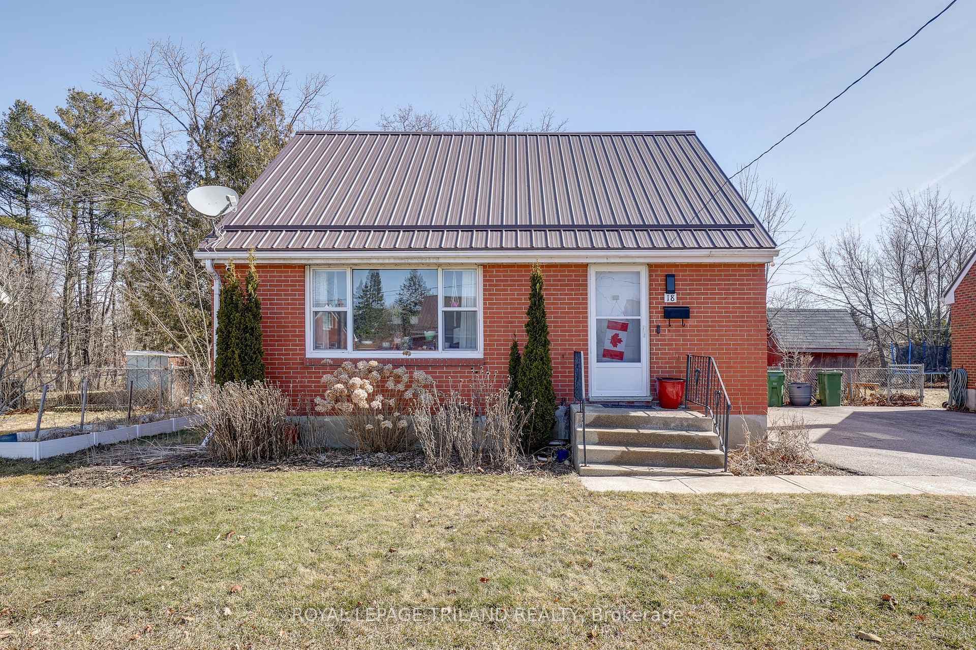 18 Simcoe Street photo 1