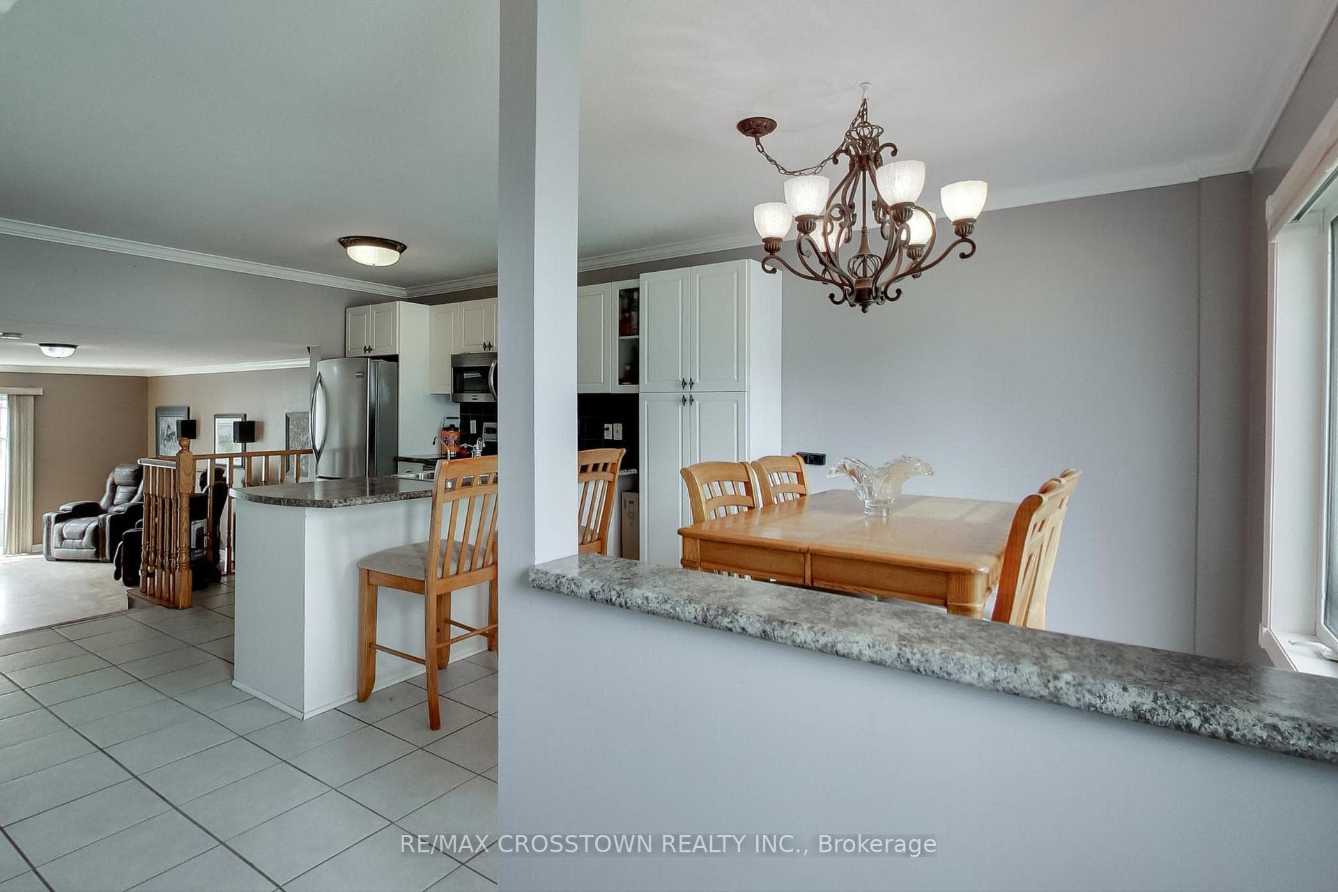 58 Downing Crescent photo 4