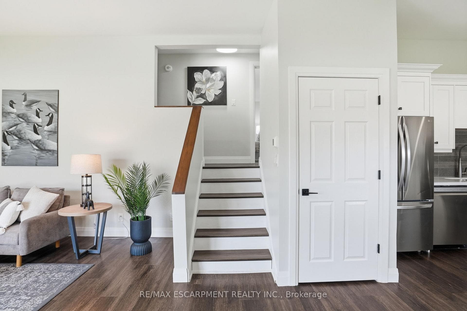 114 LUSCOMBE Street photo 20
