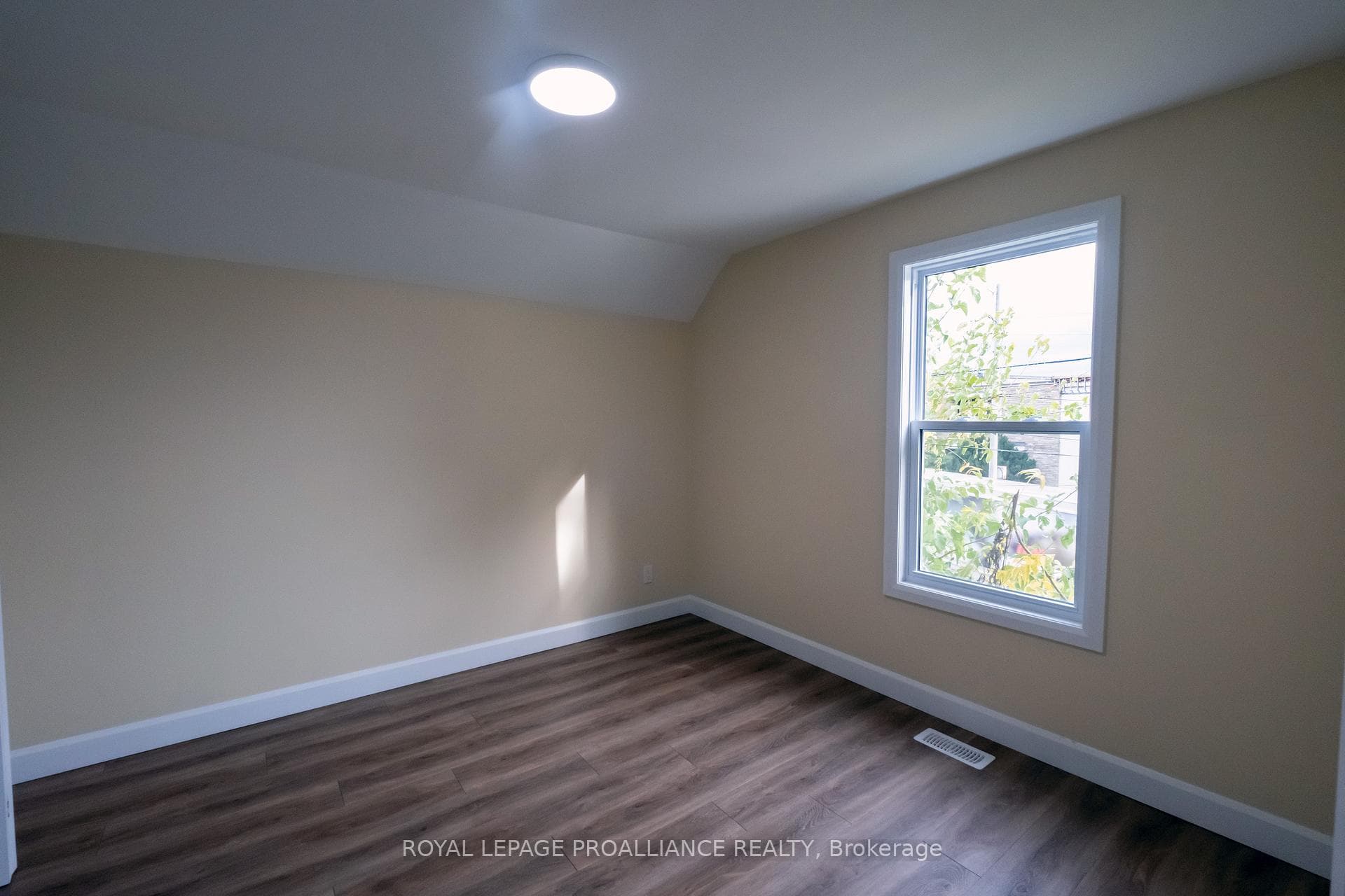 90 Dundas Street photo 22