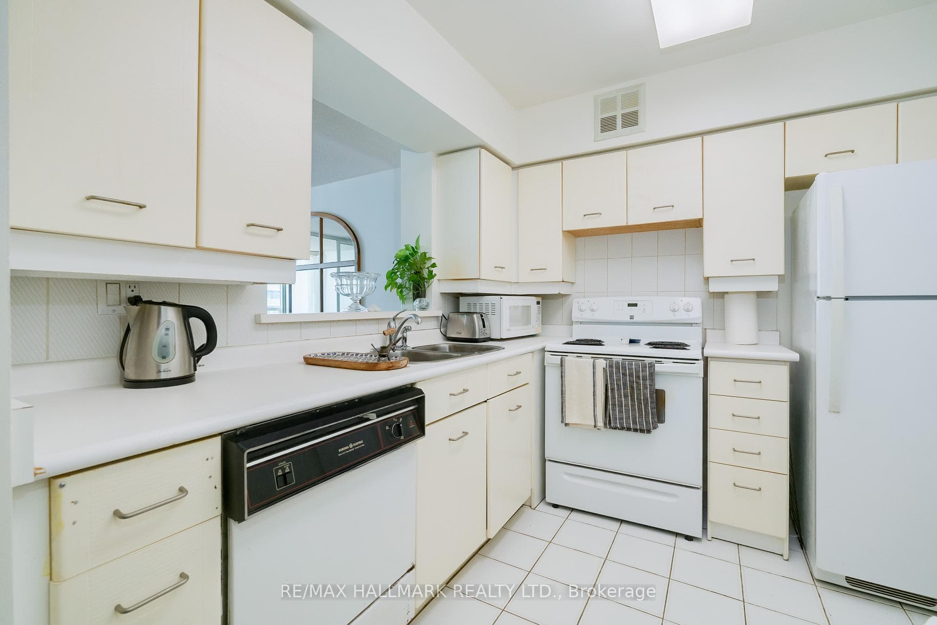 30 Greenfield Avenue Unit 1616 photo 4
