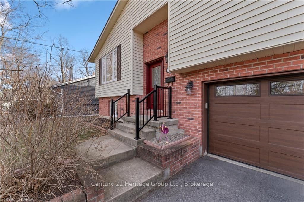 744 TACOMA Crescent photo 2