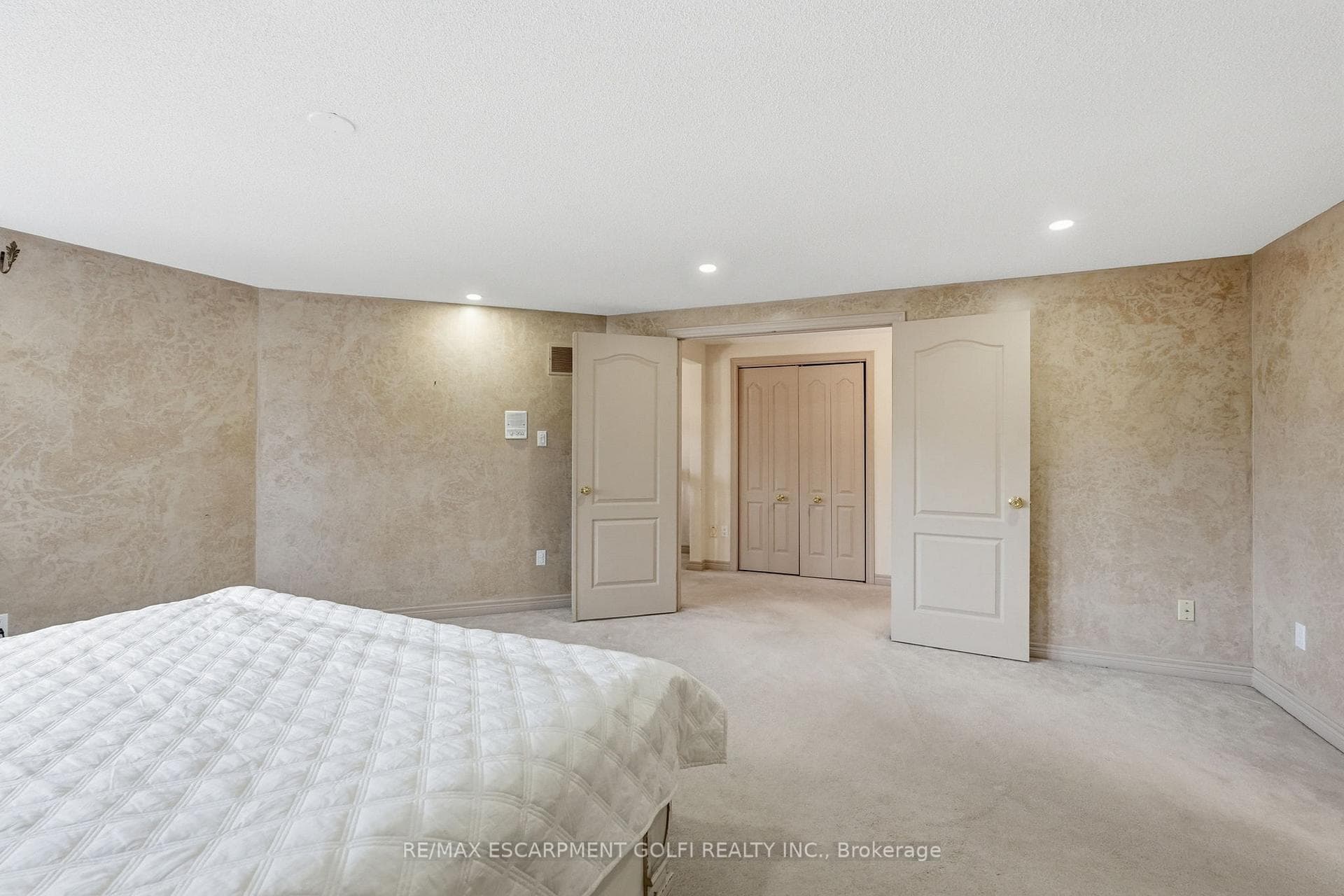 113 Meadowlands Boulevard photo 14