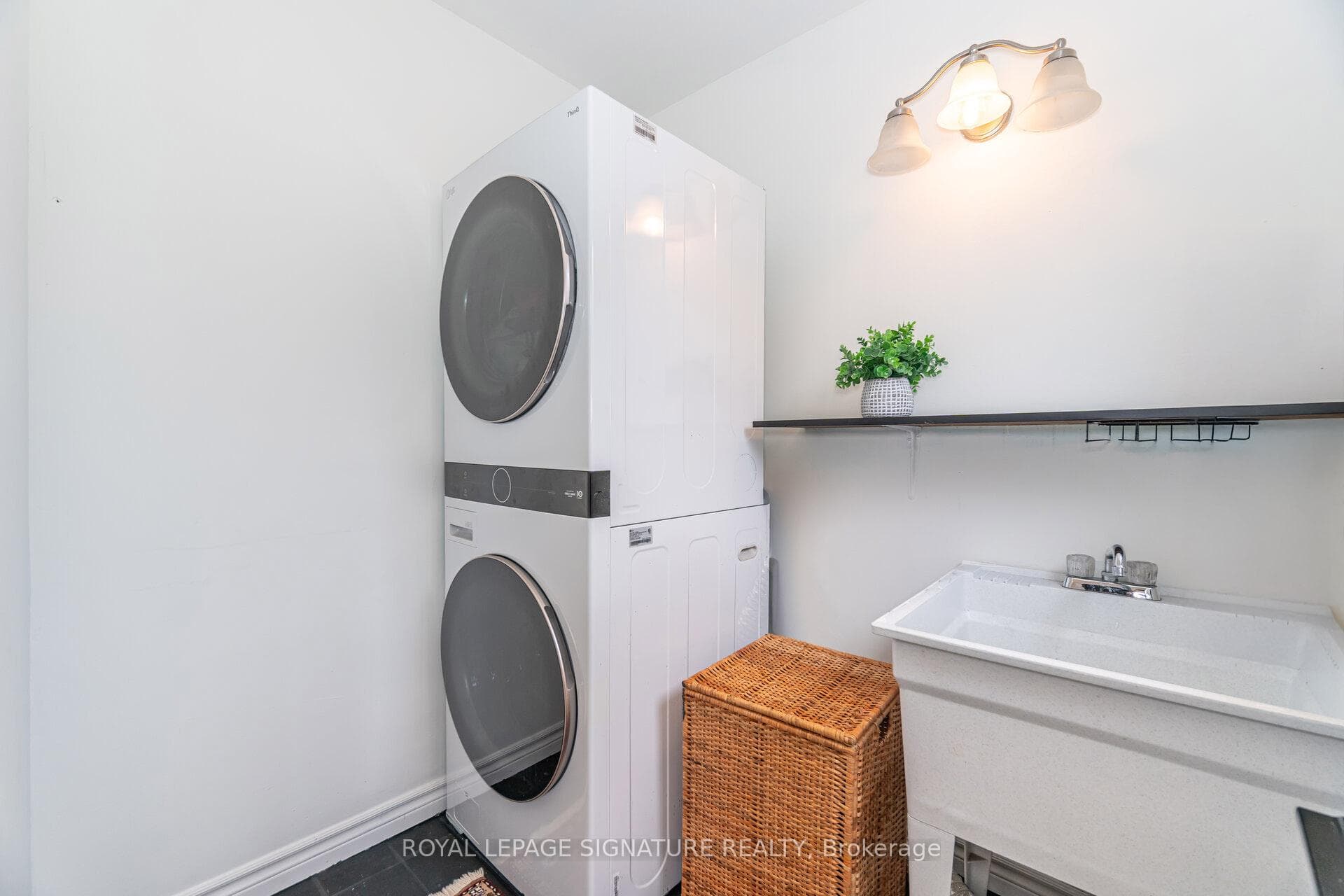 2431 Padstow Crescent photo 25