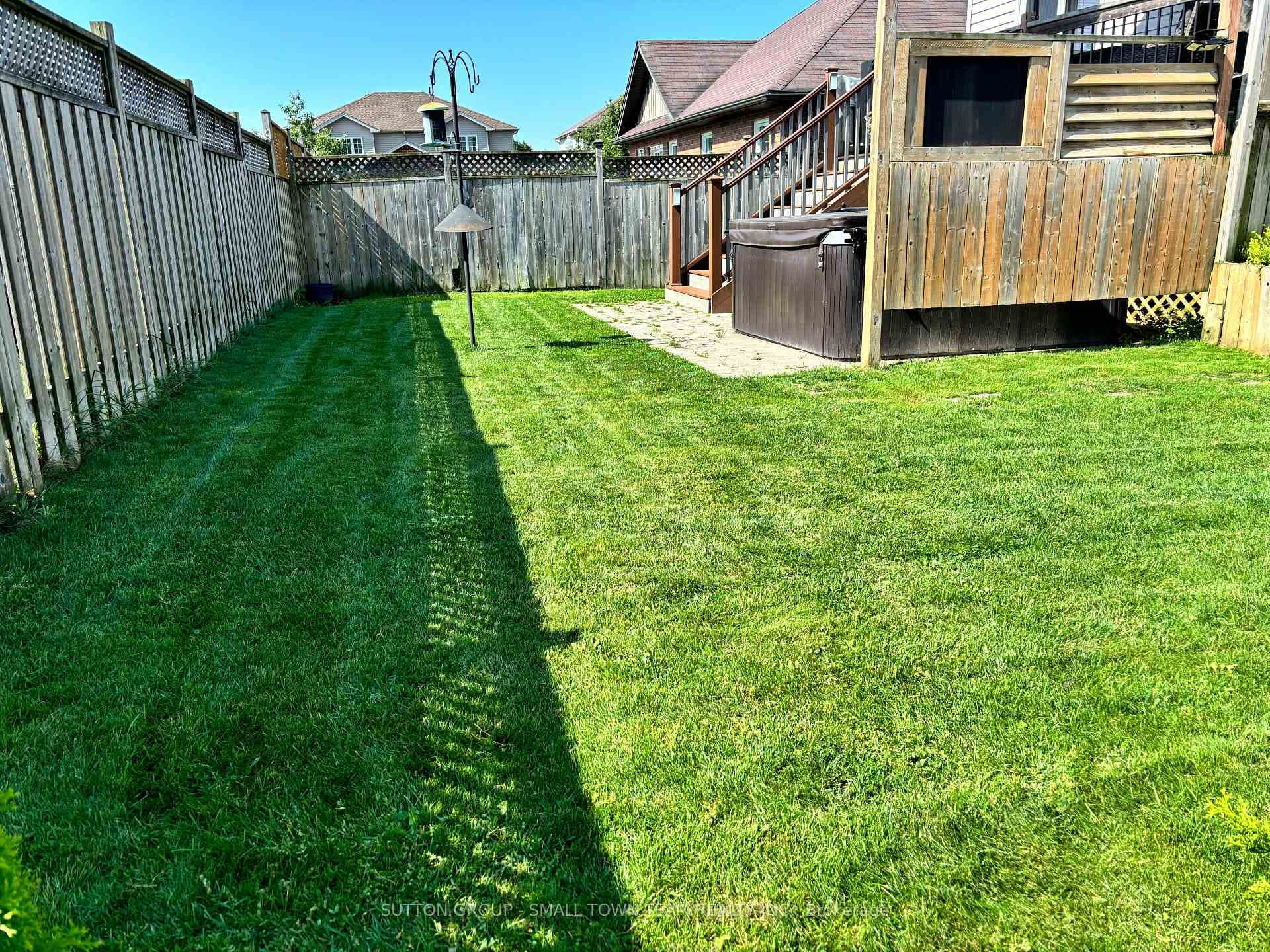 660 Reid Crescent photo 32