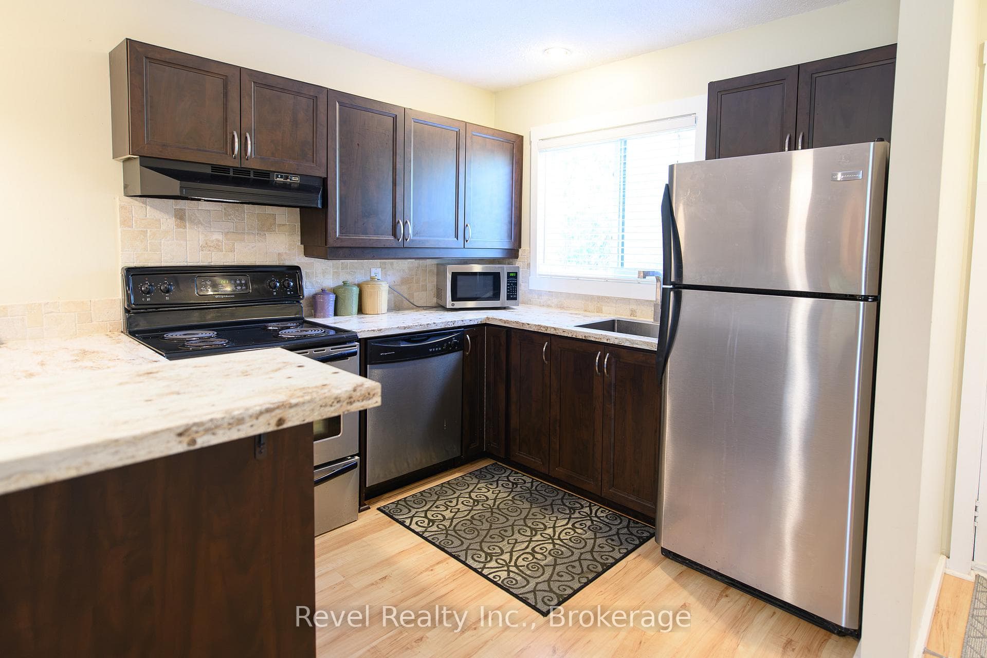 440 Oxbow Crescent photo 4