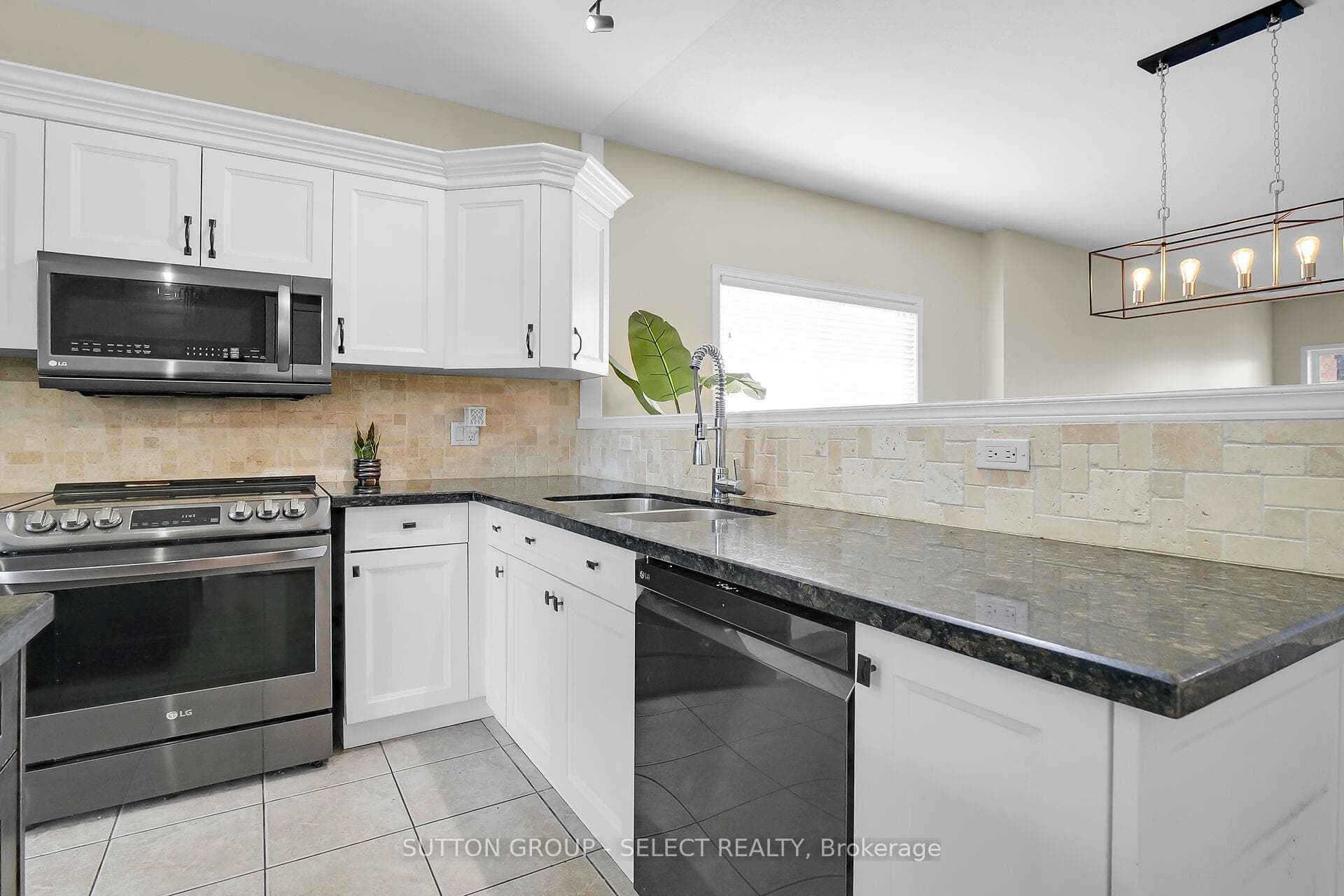 61 WILLOW Crescent photo 11